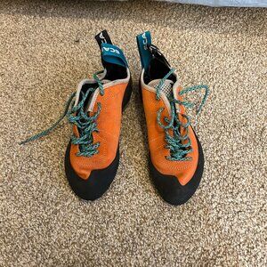 Helix Climbing Shoes - Women's size 6.5